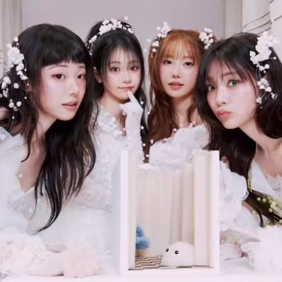 QWER Tampil Elegan Bak Boneka di Era CEREMONY!